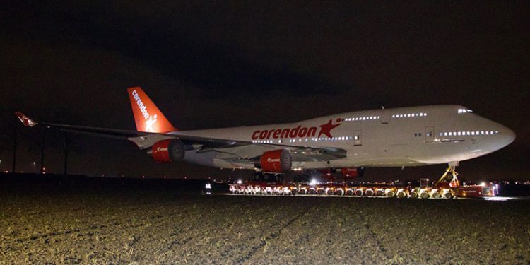 Dev jumbo jet 747, otelin bahçesi için yola çıktı