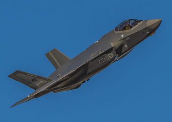 Uğur için uçak motoruna bozuk para atan yolcuya dava