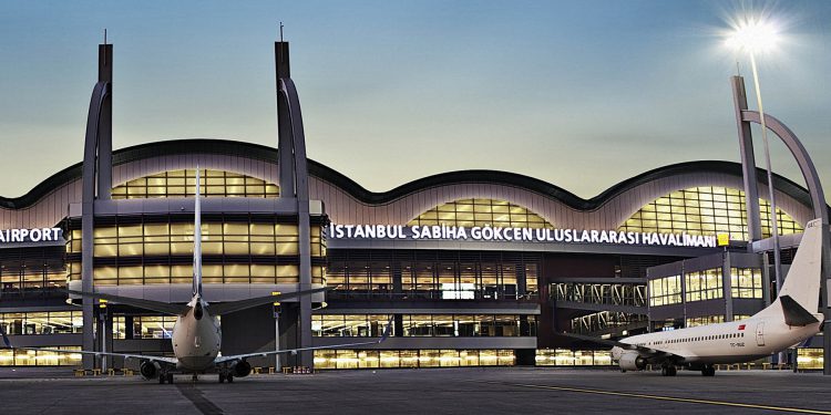 Sabiha Gökçen’de uçak manzaralı düğün
