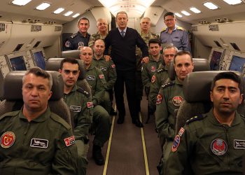 Hulusi Akar ve komutanlar ‘HİK’ uçağıyla görev uçuşunda