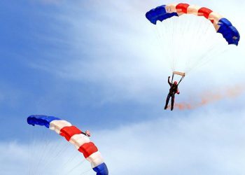 Eksi 23 derecede yarı çıplak paraşütle atladı