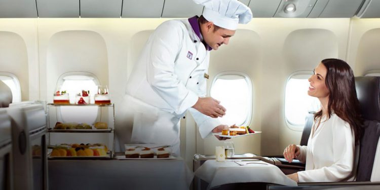 Uçakta pilotlar yolcularla aynı yemeği mi yer?