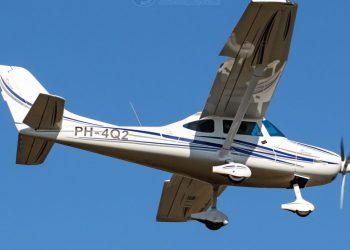 Uçak ağacın tepesine iniş yaptı