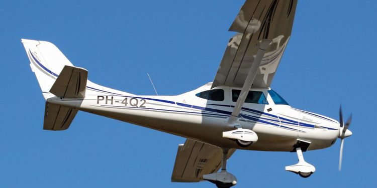 Uçak ağacın tepesine iniş yaptı