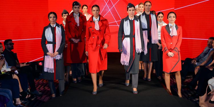 Uçuş ekibinin yeni kıyafetlerini tanıttı