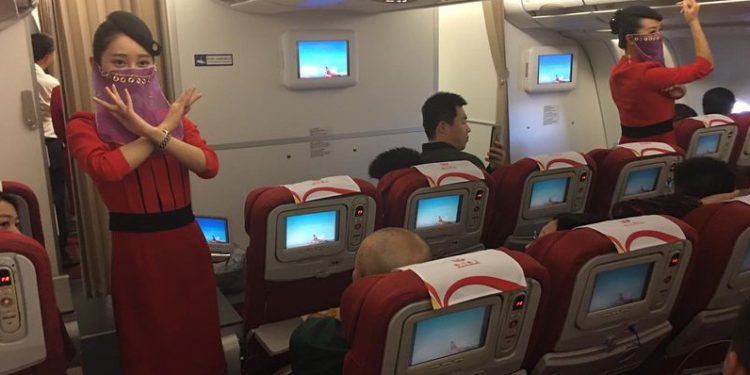 Çinli hosteslerden 10 bin metrede Türk dansı