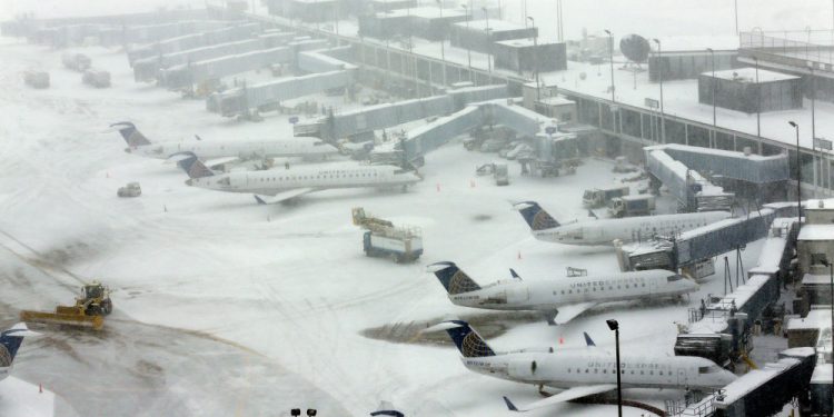 Yoğun kar seferleri iptal etti