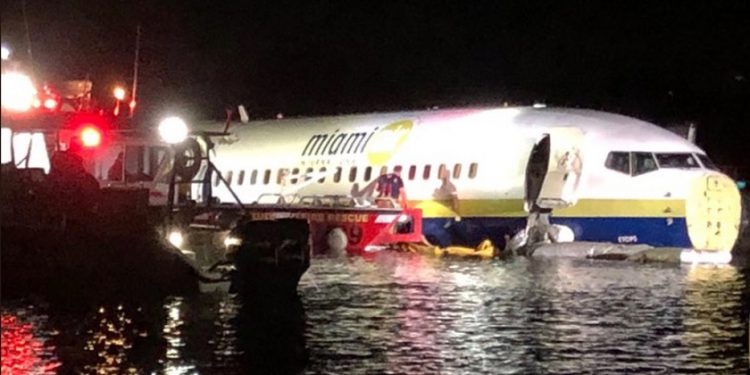 Boeing 737 pistte duramadı nehre girdi