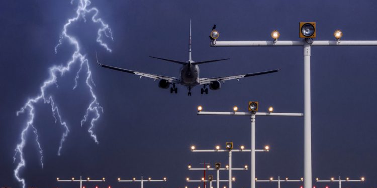 Uçaklara yıldırım çarparsa ne olur?