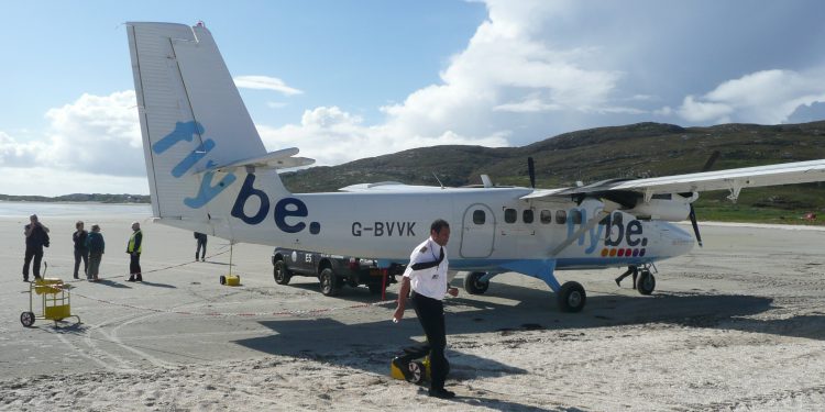 İskoçya’nın Barra Havalimanı’nda uçaklar kum piste iniyor
