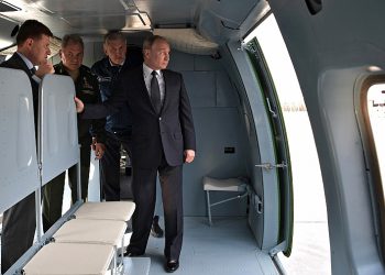 Putin yeni helikopter ve uçakları inceledi