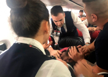 Sudanlı yolcu THY uçağında kokpite saldırdı