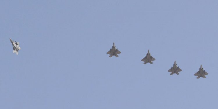F-22 Raptorlar Katar’da konuşlandı