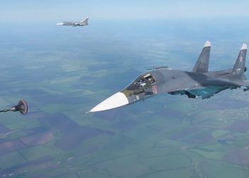 Savaş uçakları havada nasıl yakıt ikmali yapar?