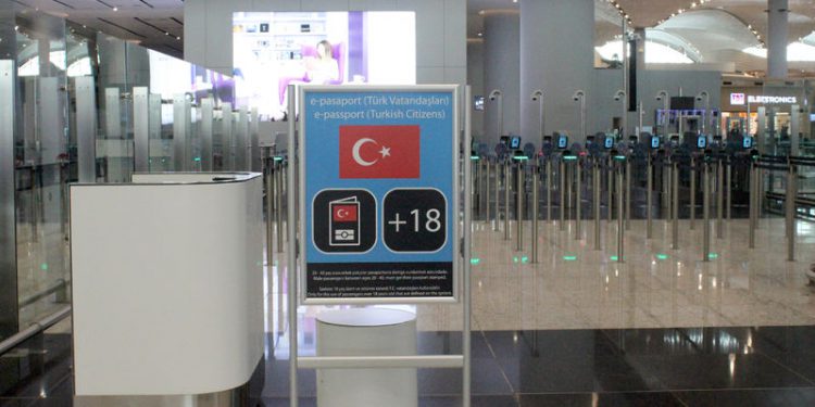 Pasaport kontrolünden nasıl daha hızlı geçersiniz?