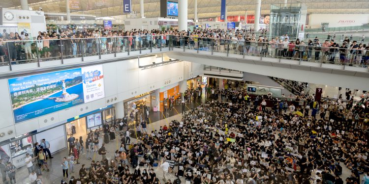 Protestolar havalimanına sıçradı!