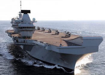 İngiliz uçak gemisi sızıntı nedeniyle limana çekildi