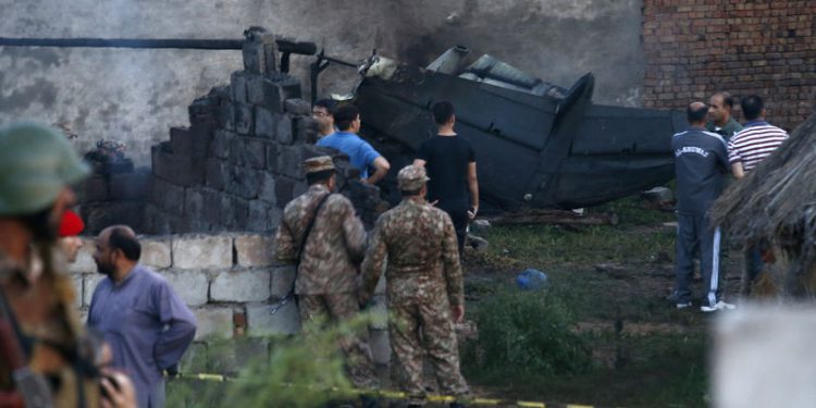 Askeri uçak evlerin arasına düştü