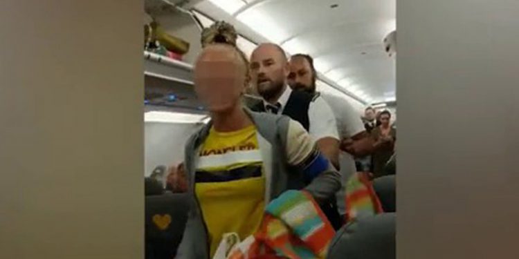 Dalaman uçağında ırkçı saldırı