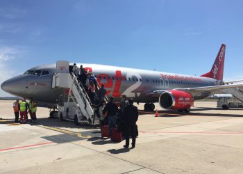 Kadın yolcu kokpite girmeye çalıştı