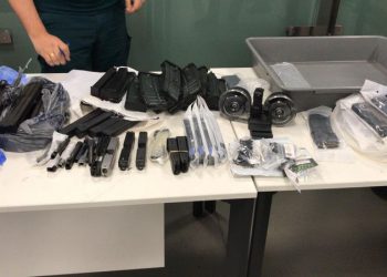 Yolcunun valizinden silah parçaları çıktı