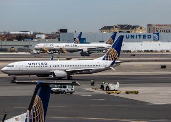 Yanlış uçağa bindirilen çocuk yolcu son anda fark edildi