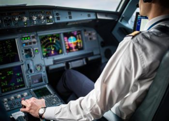 Alkollü pilot uçaktan indirildi