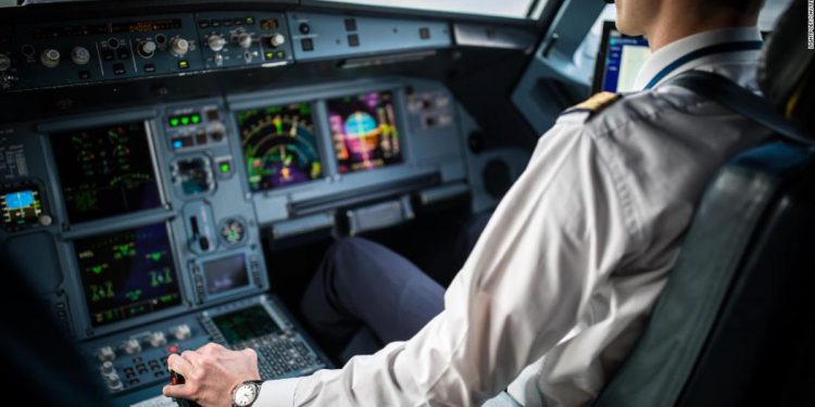 Alkollü pilot uçaktan indirildi