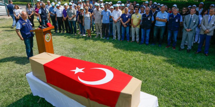 Ukraynalı pilot Türk bayrağı ile uğurlandı