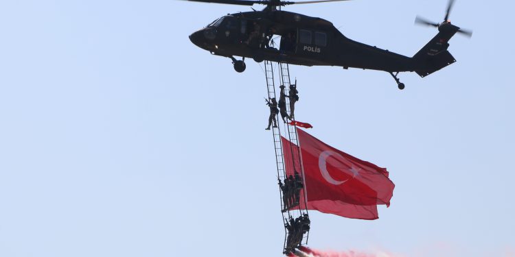 Emniyet Havacılık’ın ‘Üzüm Salkımı’ gösterisi