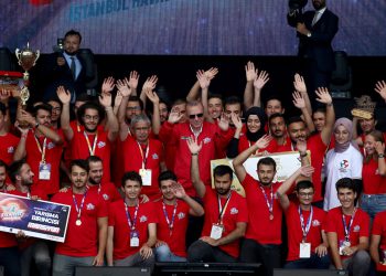 Teknofest’te kazananlara ödüllerini Erdoğan verdi