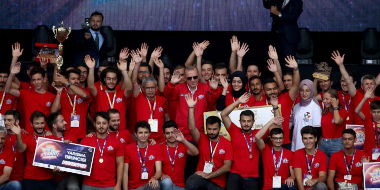 Teknofest’te kazananlara ödüllerini Erdoğan verdi