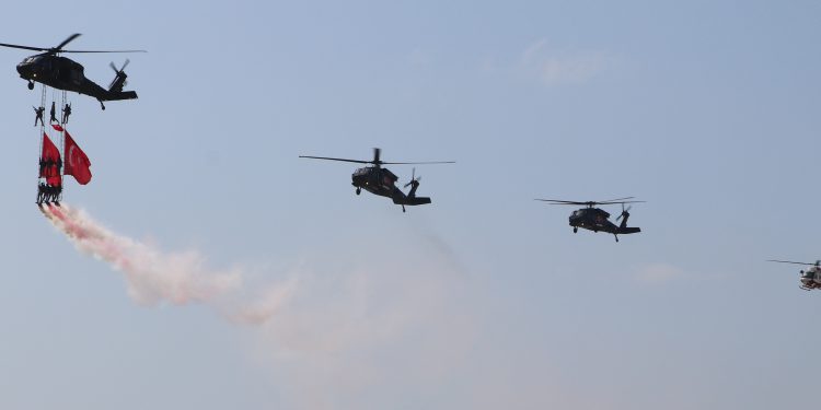 Jandarma’nın Çelik Kanatlar’ı İstanbulluları büyüledi