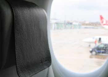 Airbus A220’nin penceresinden aprona bakmak