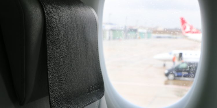 Airbus A220’nin penceresinden aprona bakmak