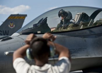 ABD’li savaş pilotları havada selfie çekip kitap okuyor