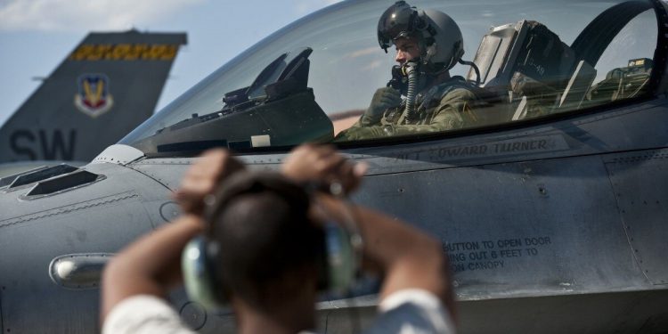 ABD’li savaş pilotları havada selfie çekip kitap okuyor