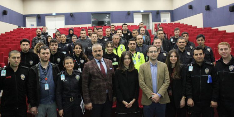 İstanbul Havalimanı’nda sigarayı bırakan polislere çeyrek altın