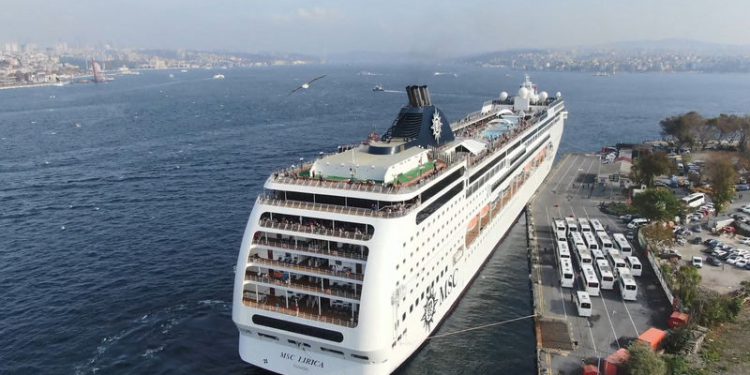 Dev gemi İstanbul’a 2 bin turist getirdi