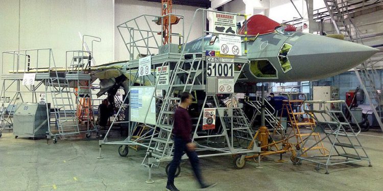 Rus savaş uçağı Su-57 seri üretime girdi