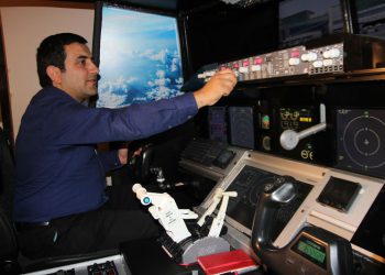 Kokpite çevirdiği evinin bir odasında simülatör üretiyor