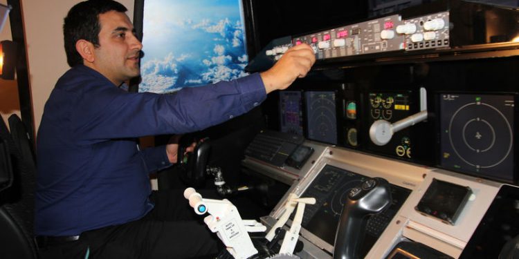 Kokpite çevirdiği evinin bir odasında simülatör üretiyor