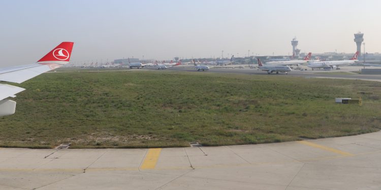 Özleyenler için Atatürk Havalimanı apronundan bir kare