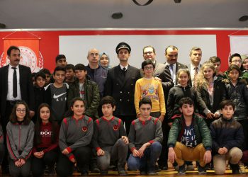 THY pilotu öğrencilere havacılığı anlatıyor