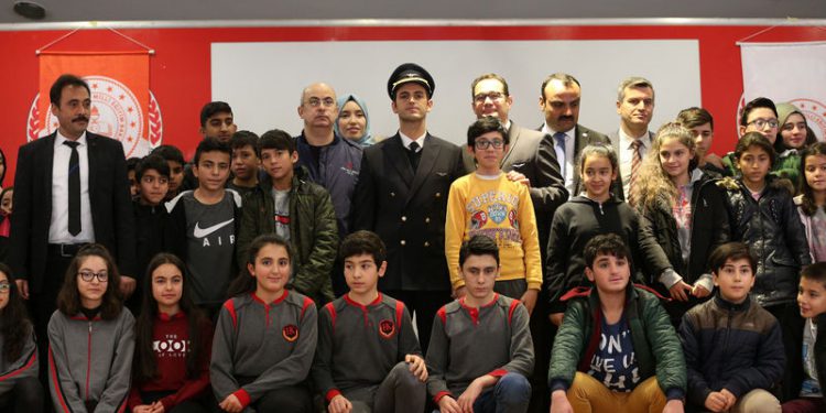 THY pilotu öğrencilere havacılığı anlatıyor