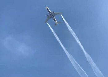 Yolcu uçağı acil inişte yakıtını okulun üstüne boşalttı