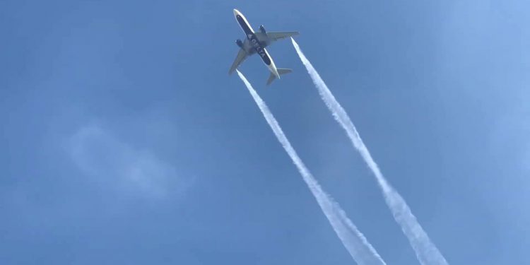 Yolcu uçağı acil inişte yakıtını okulun üstüne boşalttı