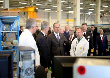 Bakan AKAR Roketsan’ı ziyaret etti