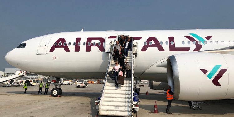 Bir havayolu daha uçuşlarını durdurdu