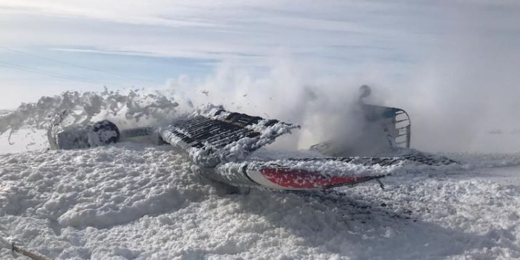 Ambulans uçak sert indi, pilot yaralandı
